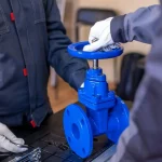 مهندسان يجريان فحص الجودة على صمام
