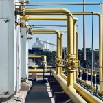 Vannes à globe API utilisées dans une usine de traitement chimique en extérieur